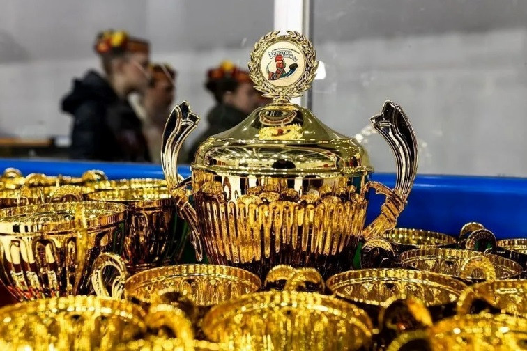 Возложение цветов к памятнику преподавателям и студентам университета, погибшим в годы Великой Отечественной войны